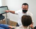 Bild: dir
Anhand einer 3D-Aufnahme bespricht Sebastian Meier mit einer Patientin die bevorstehende Behandlung.