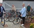 Bild: jr
Neun Fahrräder bekommen bald neue Besitzer. Das Fundamt der Stadt, vertreten durch Bürgermeister Stefan Grillmeier und Kathrin Senft (vorne), übergab die Spenden an AWO-Geschäftsführerin Heike Laube und Kreisvorsitzender Edwin Ulrich.