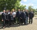 Bild: Robert Dollhopf /exb
Der Vorstand der Feuerwehr Filchendorf um Vorsitzenden Jürgen Gebhardt (Siebter von links), Kommandant Ulli Preißinger (Vierter von rechts) sowie Bürgermeister Wolfgang Haberberger (Sechster von links) und Kreisbrandmeister Jürgen Haider (rechts) würdigen langjährige Mitglieder: Herbert Hirschke (Dritter von links) ist seit 40 Jahren dabei, Gerhard Dollhopf (Fünfter von links) seit 60 Jahren.