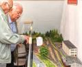 Bild: njn
Von Interesse für Groß und Klein war die Lokalbahn Erbendorf-Reuth im H0-Maßstab. Auf dem Bild ist die Haltestelle Südbahnhof zu sehen, mit dem früheren Schmucker-Lagerhaus (links) und der Kofferfabrik BERMAS (rechts).