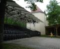 Bild: mma
Hildegard Gallitzendörfer bestaunt die große Tribüne auf dem Frohnberg, die 346 Zuschauern Platz bietet..