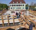 Bild: Biczysko/fph
Die drei Bauherren Dr. Dominik, Tobias und Karl-F. Bauer (von links) auf der Erdgeschoss-Platte des Gebäudes, das an der Ecke Kolpingstraße gebaut wird, wo einst das katholische Vereinshaus stand.