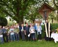 Bild: no
Bei herrlichem Sommerwetter fand beim Flurkreuz in Ödputzberg eine Maiandacht statt (von rechts): Pfarrer Johannes Arweck, die Vorsitzende des katholischen Frauenbunds Monika Gleißner und die Aktiven des Männergesangvereins Illschwang unter der Leitung von Clemens Lindner (links).
