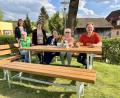 Bild: Eichl
Der Dritte Bürgermeister Charly Mois hat die neue Sitzgruppe mit Frauenbund-Sprecherin Margita Sammel (sitzend links) und einigen Vorstandsmitgliedern schon mal ausprobiert.
