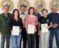 Bild: Elfriede Wagner/exb
Schützenmeister Hermann Lang (links) und Bürgermeister Josef Deichl (rechts) zeichneten (von links) Stefanie Lang, Richard Liebl, Katrin Graml, Erhard Meier, und Elfriede Wagner aus.