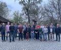 Bild: fks
In jüngere Hände wollten Manfred Schweimer und Willi Weiß (vorne, von links) den Vorsitz für die Blaskapelle Reuth abgeben. Mit Stefan Wenning (hinten, Siebter von links) und Felix Käß (hinten, Achter von links) wurden zwei Nachfolger gewählt.