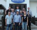 Bild: soj
Der neue Vorstand des Gewerbevereins Ebnath (vorne, von links) Uwe Kern, Marco Kellner und Elisa Fuchs sowie (Mitte, von links) Peter Erhart, Michael Schinner und Bianca Schinner sowie (hinten, von rechts) Eberhard Söllner, Bürgermeister Wolfgang Söllner, Alexandra Kern und Gerhard Kuchenreuther.