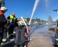 Bild: lei
Wasser marsch: Endlich wieder ein Ausbildungstag bei der Feuerwehr Auerbach. Die beiden Kommandanten legten den Fokus dabei auf die Grundlagen.