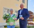 Bild: Stadt Marktredwitz/exb
Oberbürgermeister Oliver Weigel dankte Inge Markovsky für die gesammelten 4400 Euro.