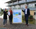 Bild: Landratsamt Bayreuth/exb
Das Foto zeigt Landrat Florian Wiedemann, Christina Fehmel, Fairtrade-Beauftragte des Landkreises und Daniela Scholz, die Sprecherin der Steuerungsgruppe.
