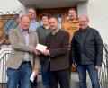 Bild: gz
Bei der Übergabe der Spende danken im Namen der Vorstandschaft Pfarrer Martin Rupprecht und Waltraud Rupprecht (Mitte) dem zweiten Bürgermeister Thomas Kleber (links) und Marktrat Robert Brenner (rechts), CSU-Kassier Josef Rupprecht (oben, links) und JU-Vorsitzendem Stefan Rupprecht für die stattliche Summe.