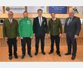 Bild: jr
Die neuen Vereinsmeister ehrte die Zimmerstutzengesellschaft „Eichenlaub“ Königshütte. Eberhard Kirchner bekam die Ehrennadel der Gemeinde Leonberg für seine nunmehr 35-jährige Tätigkeit als Vorsitzender der Schützen. Von links Eberhard Kirchner, Peter Härtl, Gauschützenmeister Manfred Zölch, Marco Kliebhan und Bürgermeister Johann Burger