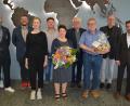 Bild: jr
Martina Fröhler und Gerhard Greim absolvierten 48 Berufsjahre bei der Schott AG und wurden in den Ruhestand verabschiedet. Große Verdienste haben sie sich zudem im Betriebsrat erworben. Bei der Verabschiedung dabei waren (von links): Rainer Hoffmann und Benjamin Hannes (beide IG BCE), Lisa Kollarik (Assistentin des Betriebsrats), Betriebsrat Joachim Vogl, Martina Fröhler, Betriebsrat Franz Malzer, Gerhard Greim, Standortleiter Stefan Rosner und Personalchef Carsten Heine.