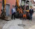 Bild: Stefanie Gradl
Bürgermeister Hans-Martin Schertl (links) und Bauamtsleiter Stefan Ertl (rechts) machen sich in der Klostergasse ein Bild von der Baumaßnahme.