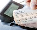 Symbolbild: Markus Scholz/dpa
Ein Kunde zieht in einem Bus ein 9-Euro Ticket aus dem Fahrkartendrucker.