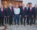 Bild: jr
Mit diesem neugewählten Vorstand geht der Männergesangverein 1865 Mitterteich die Zukunft an. Mit dabei sind (von links) Erich Fischer, Hans Schaumberger, Siegfried Rasp, Siegfried Brand, Chorleiter Michael Waldenmayer, Richard Schmeisser, Vorsitzender Markus Schuller, Bürgermeister Stefan Grillmeier, Theo Meierhöfer und Ludwig Kraus.