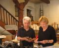 Bild: lm
Schriftsetzer und Buchdrucker Helmut Spies (links) hat bereits 250 Mal die Historische Druckerei Seidel vorgestellt. Dazu gratulierten ihm die beiden Vorsitzenden des Trägervereins der Druckerei, Maria Müller (recht) und Stadtheimatpfleger Markus Lommer (nicht im Bild).