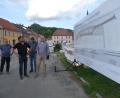 Bild: rn
Beim Rundgang durch die Baustelle am Stadtplatz waren Felix Holzapfel-Herziger, Daniel Färber und Wolfgang Haberberger (von rechts) Gesprächspartner für die Stadträte.