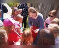 Bild: njn
Zuzana Verešová schlüpfte in die Gewänder einer slawischen Frau und erklärte den Kinder damalige Utensilien zur Bekleidung.