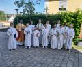 Bild: jow
Pfarrer Moses Gudapati, hier mit den Ministranten und den Kommunionkindern, zelebriert den Erstkommuniongottesdienst in der Lintacher Kirche.