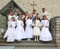 Bild: gut
Die Ministranten mit Pfarrer Hans Zeltsperger und die neun Erstkommunionkinder vor der Pfarrkirche in Königstein.