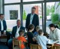 Bild: Vanessa Strobel, BHS Corrugated/exb
Prof. Erich Bauer, Vorstandsvorsitzender der LUCE Stiftung, sowie Christian und Lars Engel, Geschäftsführer der BHS Corrugated (von links), besuchen die Kinder während der Betreuung. Die Mamas müssen derweilen Deutsch büffeln.