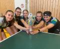 Bild: gsr
Eine Hand am Pokal haben die Neusorger Tischtennis-Mädchen (von links: Saskia Sacher, Emily Sischka, Antonia Schraml, Emilia Schönfelder und Christina Stock-Schönfelder) schon einmal, auch wenn es sich hier „nur“ um den Bezirkspokal handelt. Die Trophäe bei den Deutschen Pokalmeisterschaften würden sie natürlich mit beiden Händen nur zu gerne an sich reißen.