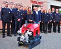 Bild: jml
Zur Hauptversammlung erhielt die Feuerwehr Hannersgrün schon mal eine nagelneue Tragkraftspritze. Für das 140-jährige Jubiläum in 2025 wünschen sich die Floriansjünger noch ein Löschfahrzeug. Kommandant Alexander Krauß (vorne links), Kreisbrandmeister Gerald Wölfl und Vorstand Manfred Häring (von rechts) hoffen, dass es klappt.