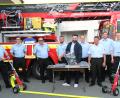 Bild: prh
Über 4.000 Euro investierte der Feuerwehrverein mit Vorsitzenden Gerd Zischka (Dritter von rechts) und Stellvertreter Max Schwarz (Zweiter von links) in Ausrüstung für die aktive Wehr. Die drei Kommandanten Dominik Lang (Vierter von links), Marco Spranger (Vierter von rechts) und Andreas Dagner (Zweiter von rechts) freuten sich mit Zugführer Michael Spranger (Dritter von links), Schriftführer Martin Schmidberger (rechts) und Ausschussmitglied Michael Bayer-Schmidt (links) über die Spende.