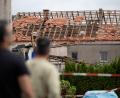 Bild: Friso Gentsch/dpa
Blick auf ein vom Tornado fast vollständig abgeräumtes Dach eines Hauses in Paderborn.