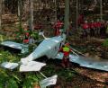 Bild: Fotokerschi.At / Kerschbaummayr/APA/dpa
Feuerwehrleute sind neben einem der abgestürzten Flugzeuge im Einsatz.