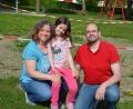 Bild: jr
Die fünfjährige Ida hatte den Mut, einen Brief an den Bürgermeister zu schreiben und um ein Bodentrampolin zu bitten. Unterstützt wurde sie dabei von ihren Eltern Sandra und Vater Ingo Fischer. Auf dem freien Platz hinter der Familie stand früher ein Karussell, vielleicht kommt hier schon bald ein neues Spielgerät zum Einsatz.
