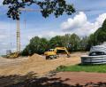 Bild: Portner
Von der Aschenbahn ist nicht mehr viel zu sehen: Seit Anfang der Woche laufen die Hochbauarbeiten für den Neubau der Sozialtherapeutischen Einrichtung (STE) auf dem ehemaligen Schulsportplatz in Schönsee.
