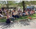 Bild: Ilona Kilian/exb
Kinder des Kinderhauses „Dorfpiraten“ gestalteten eine Maiandacht vor der Pfarrkirche in Großkonreuth.