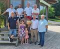 Bild: e
Über die spendierte Jahres-Familienkarte freuten sich Thomas Bergmann (vorne mit Blumenstrauß) und seine Kinder. Bürgermeister Marcus Eichenmüller (Zweiter von rechts) hatte ihn als erster Badegast willkommen geheißen.