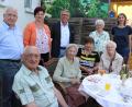 Bild: Stadt Tirschenreuth/exb
Die Jubilarin Annemarie Gmeiner (sitzend, Zweite von links) feierte ihren 90. Geburtstag mit Familie und Freunden im Garten von Olga Luft.