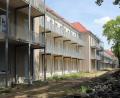 Bild: Wolfgang Steinbacher
Das ehemalige Bettenhaus des Bundeswehr-Krankenhauses an der Köferinger Straße: Außen ist die Sanierung beendet, im Inneren warten alle 119 Wohnungen noch auf den Ausbau. Den dürfen die Käufer nun in Eigenregie in Angriff nehmen, wenn sie das möchten. Die Entscheidung soll im Juni fallen.