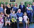Bild: Carolin Böckl
Monika und Hans Ernstberger sind 50 Jahre glücklich verheiratet. Auf dem Bild die Kinder und Enkelkinder sowie die Hofnachfolger (Birgit und Daniel Ernstberger, rechts) sowie Bürgermeister Johannes Reger (hinten, Dritter von rechts).