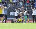 Bild: Hubert Ziegler
Kurz nach dem Schlusspfiff brachen in der Coaching-Zone des FC Amberg alle Dämme: hier bejubelt Trainer Karl-Heinz Wagner (rechts) mit seinen Spielern den Klassenerhalt in der Landesliga Mitte.