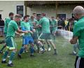 Bild: Gebert
Nach dem Schlusspfiff feierten die Spieler des SV Mitterteich mit Sektduschen den Klassenerhalt in der Landesliga Nordost.