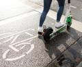 Symbolbild: Christin Klose/dpa
E-Scooter gehören grundsätzlich auf den Radweg. Außer es gibt keinen. In diesem Fall dürfen Scooter-Piloten auch die Fahrbahn benutzen.