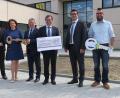 Bild: Hirsch
Vor dem neuen Gebäude der Volksbank Raiffeisenbank Regensburg-Schwandorf war die symbolische Schlüsselübergabe.