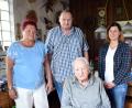 Bild: wku
Der Jubilar Johann Renner (sitzend) mit Tochter Ursula, Sohn Jürgen und 2. Bürgermeisterin Doris Lehnerer (von links).