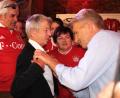 Bild: Hirsch
Fußballlegende Klaus Augenthaler erfüllte gerne die Autogrammwünsche der Bayern-Fanclub-Mitglieder. Schatzmeisterin Vroni Hofmann ließ sich die Widmung auf die Bluse schreiben.