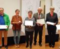 Bild: fjo
Domkapitular Michael Dreßel (rechts ) und Direktor Michael Weißmann überreichen Ehrungen an Franz Kaas, Evi Menzel, Veronika Koller, Pfarrer Georg Hartl, Christl Kaas und Anna Federlein (von links).