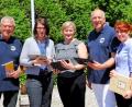 Bild: fjo
Christian Kick (Zweiter von rechts) übergibt mit Manfred Hausel für den Lions-Club eine digitale Ausstattung an Theresa Pulsfort, Martina Kiendl und Tatjana Kriwizki (von links).