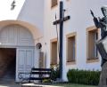 Bild: Stephan Huber
Die Klosterpforte am Mariahilfberg. Dort finden sich nicht nur Devotionalien aller Art im Klosterladen, sondern direkt gegenüber ist auch eine Toilette, die jederzeit öffentlich zugänglich ist.