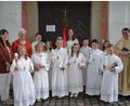 Bild: gi
Sechs Kinder feiern ihre erste heilige Kommunion mit Pfarrer Udo Klösel in der Wieskirche. Mit anwesend waren Rektorin Ulrike Uhlemann (Zweite von links) und Lehrerin Miriam Höcherl (links).