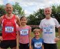 Bild: kro
Eine laufstarke Sportlerfamilie: Ludwig Hecht (von rechts) mit seinen Enkeln Theo und Mina sowie Sohn Andreas, der der absolut Schnellste beim Mitterteicher Volkslauf war.