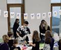 Bild: Magdalena Arnold
Mit viel Eifer verkaufen die Schüler des P-Seminars "Sozialaktive Schule" Kuchenpakete am Neustädter Gymnasium. Der Erlös geht an ukrainische Flüchtlinge.